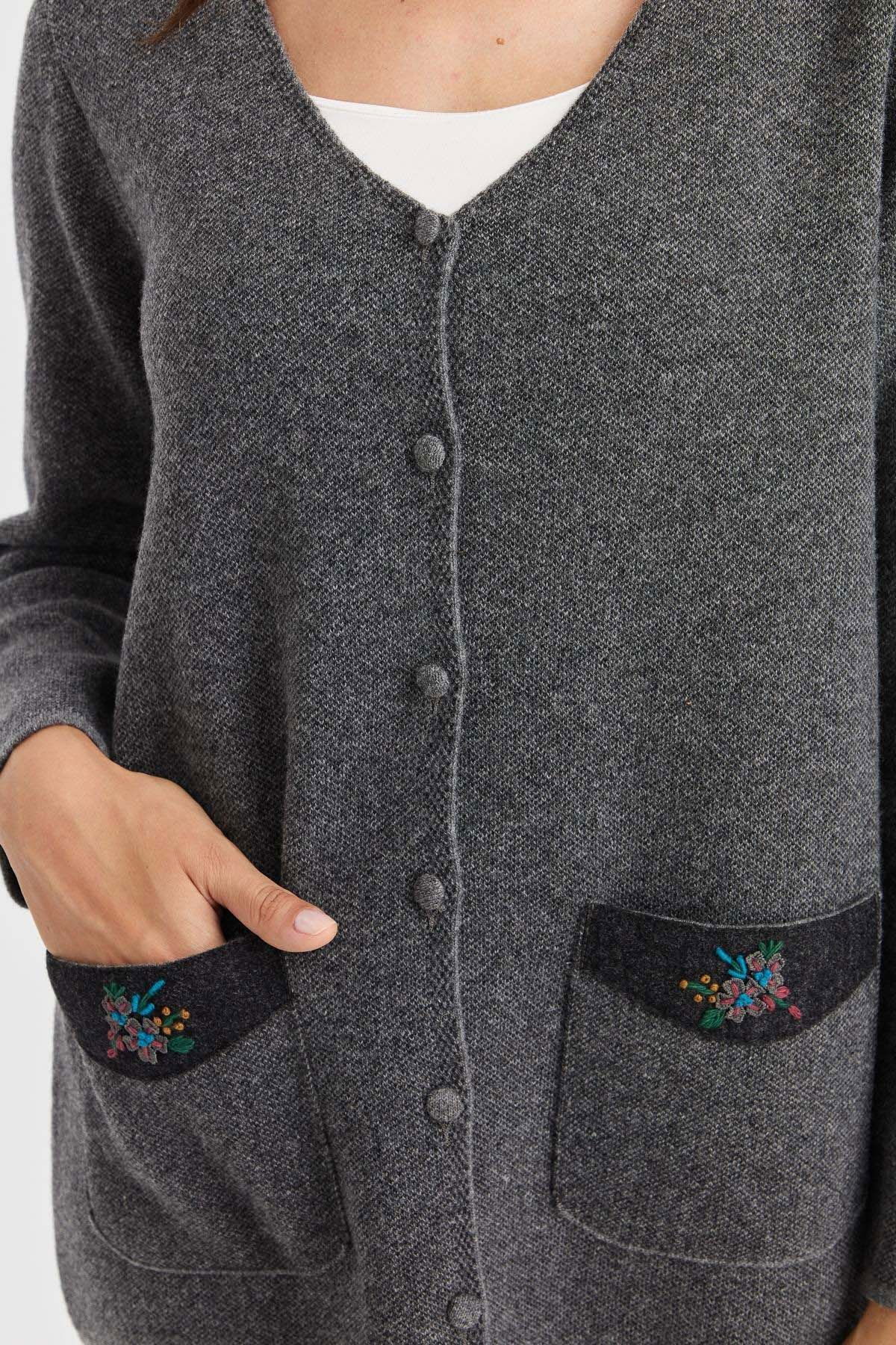 Desen Triko Kadın V Yaka Omzu ve Cebi Keçe İşlemeli Yün Ceket 23009 Füme - 3