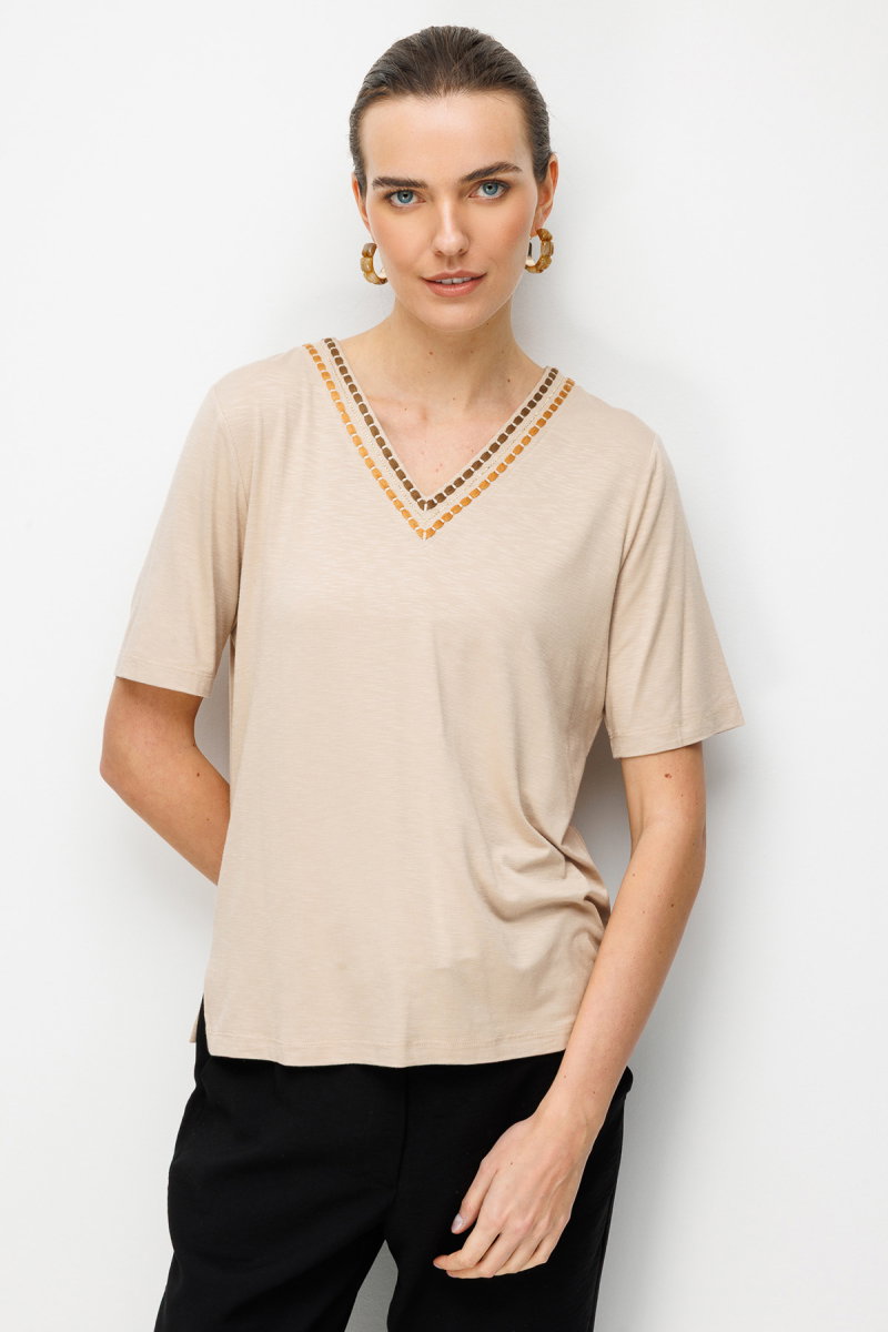 Desen Triko Kadın V Yaka Yakası İki Renkli İşlemeli Taşlı Penye T-Shirt 26844 Bej - Desen Triko