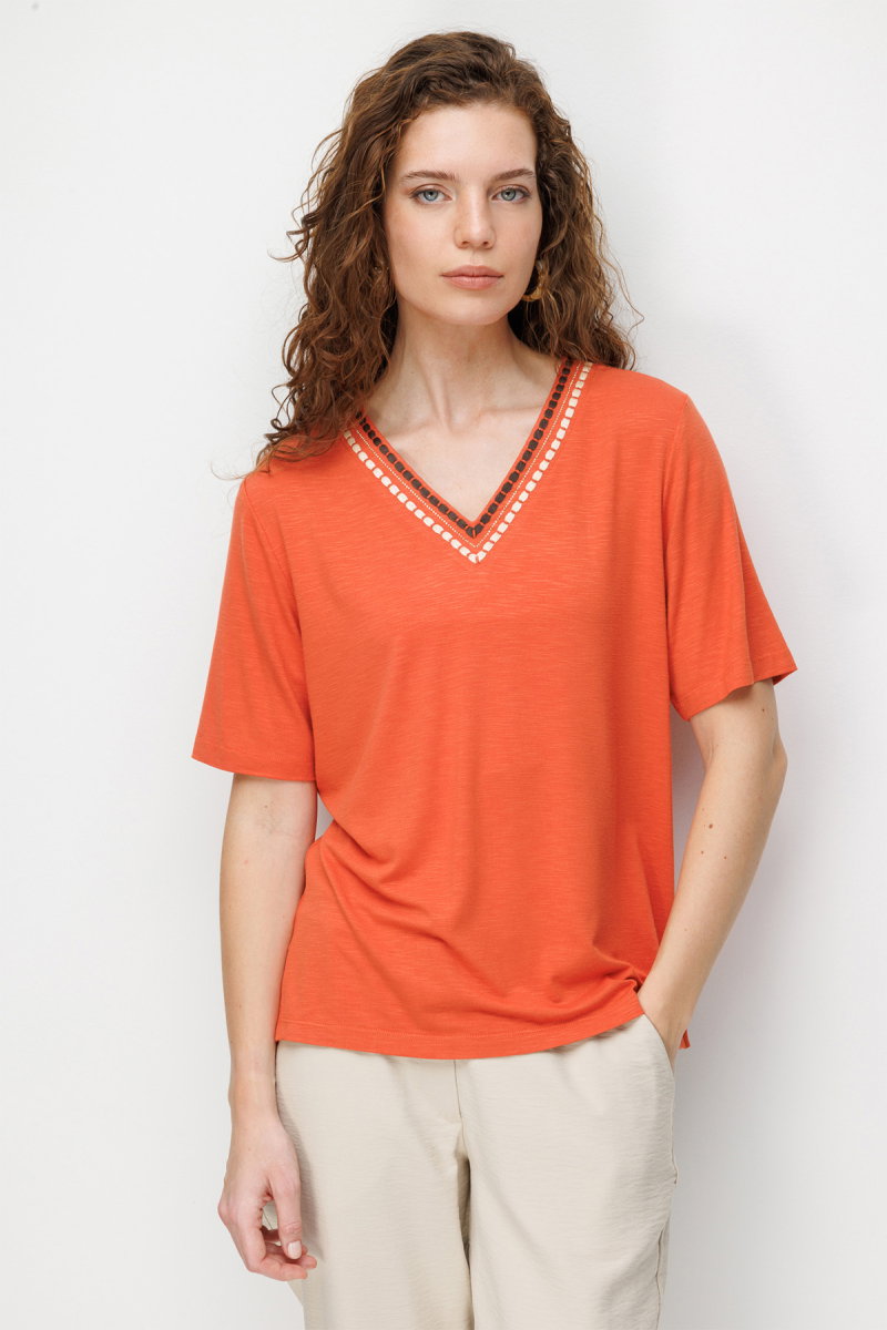 Desen Triko Kadın V Yaka Yakası İki Renkli İşlemeli Taşlı Penye T-Shirt 26844 Oranj - Desen Triko