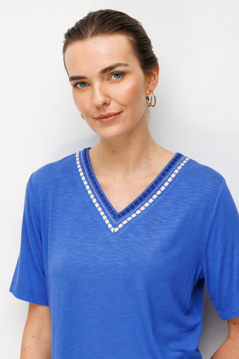 Desen Triko Kadın V Yaka Yakası İki Renkli İşlemeli Taşlı Penye T-Shirt 26844 Saks - Desen Triko