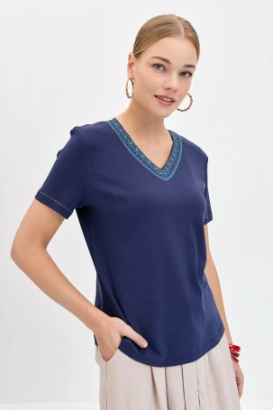 Desen Triko Kadın V Yaka Yakası Nakışlı Pamuklu T-Shirt KMY24006 Lacivert - 3