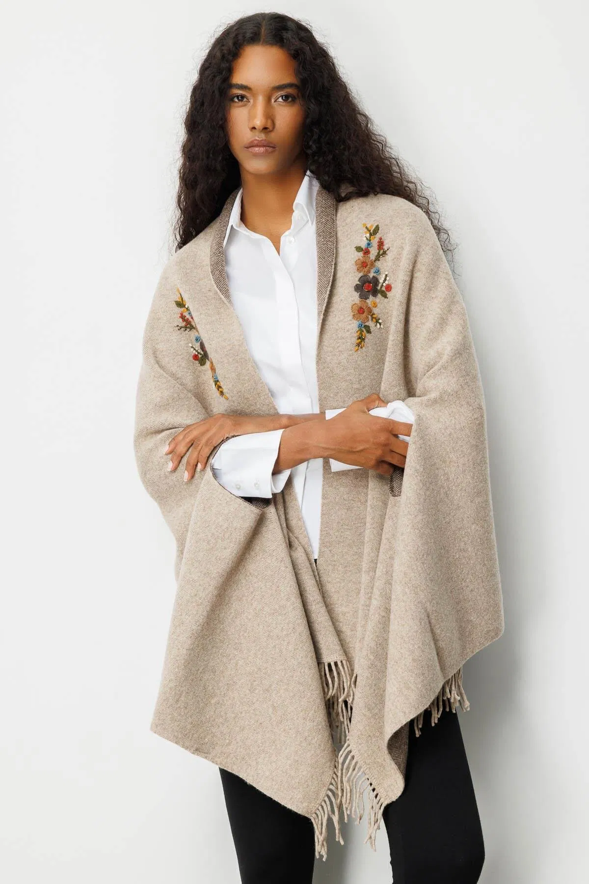 Desen Triko Kadın Yakası İşlemeli Koldan Geçmeli Büyük Yün Panço 25060 Bej - 1