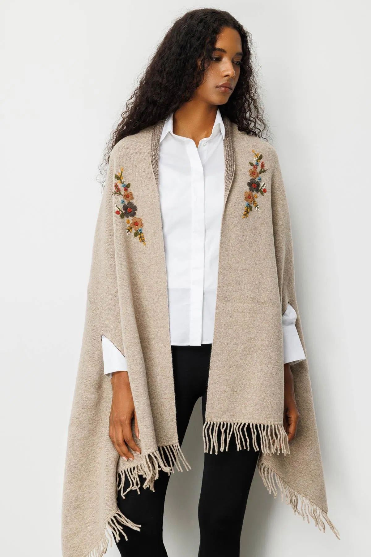 Desen Triko Kadın Yakası İşlemeli Koldan Geçmeli Büyük Yün Panço 25060 Bej - 2