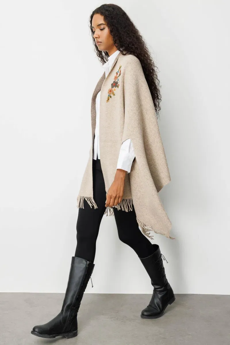 Desen Triko Kadın Yakası İşlemeli Koldan Geçmeli Büyük Yün Panço 25060 Bej - 3