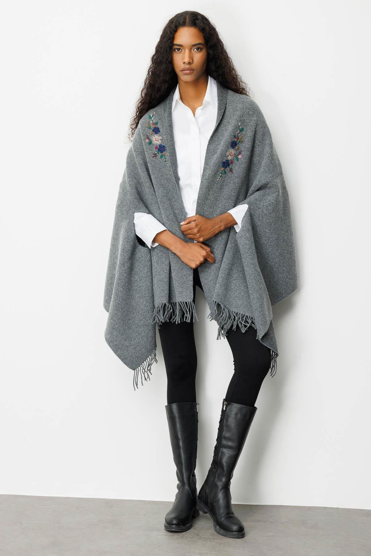 Desen Triko Kadın Yakası İşlemeli Koldan Geçmeli Büyük Yün Panço 25060 Füme - 1