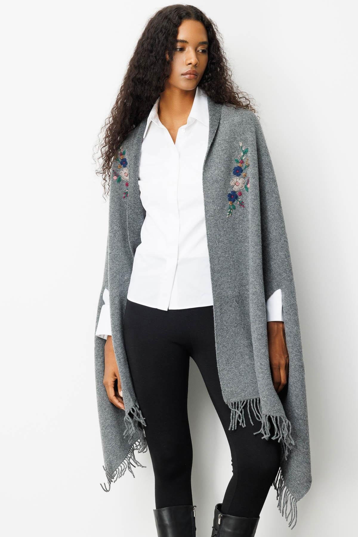 Desen Triko Kadın Yakası İşlemeli Koldan Geçmeli Büyük Yün Panço 25060 Füme - 2