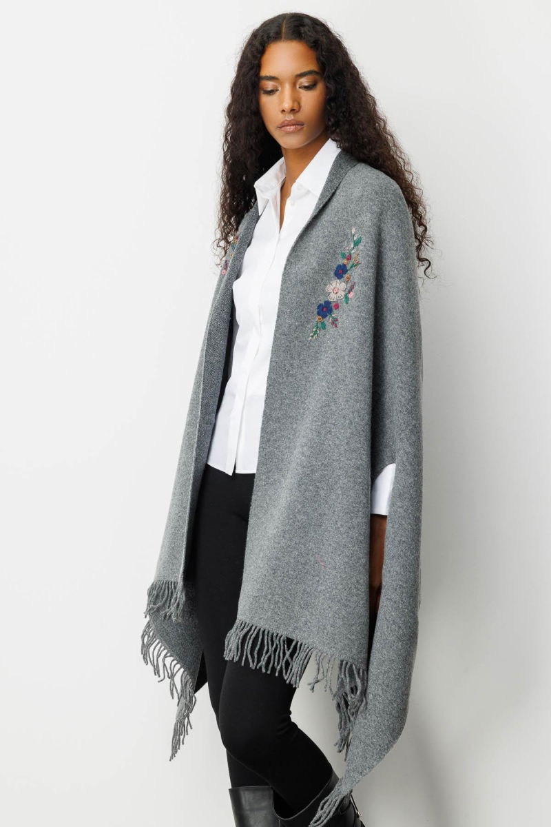 Desen Triko Kadın Yakası İşlemeli Koldan Geçmeli Büyük Yün Panço 25060 Füme - 3