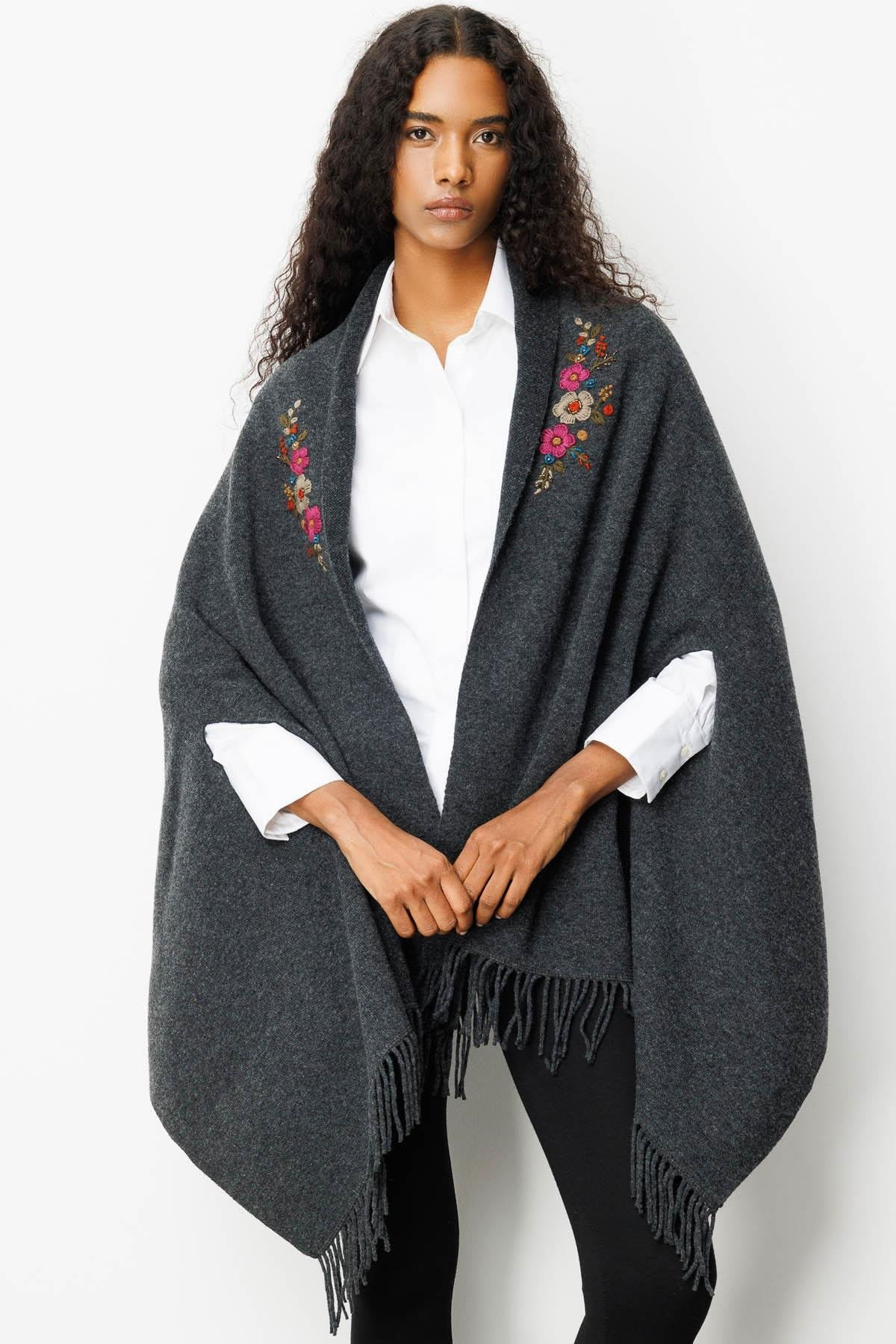 Desen Triko Kadın Yakası İşlemeli Koldan Geçmeli Büyük Yün Panço 25060 K.Füme - 1