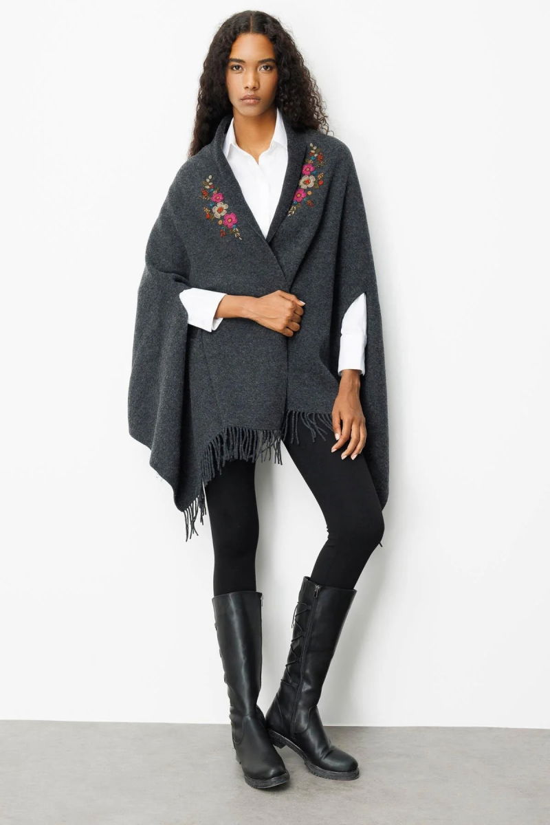 Desen Triko Kadın Yakası İşlemeli Koldan Geçmeli Büyük Yün Panço 25060 K.Füme - 2