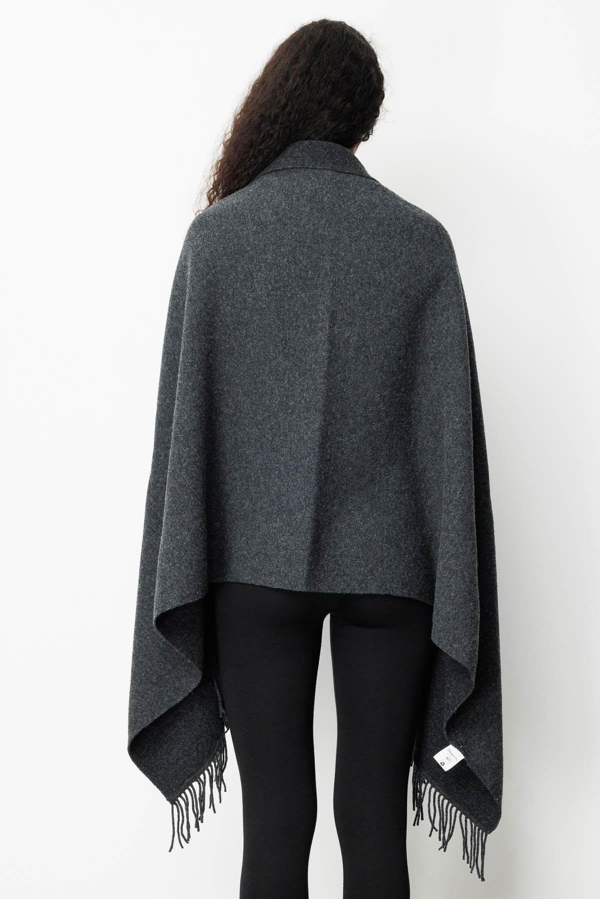 Desen Triko Kadın Yakası İşlemeli Koldan Geçmeli Büyük Yün Panço 25060 K.Füme - 4