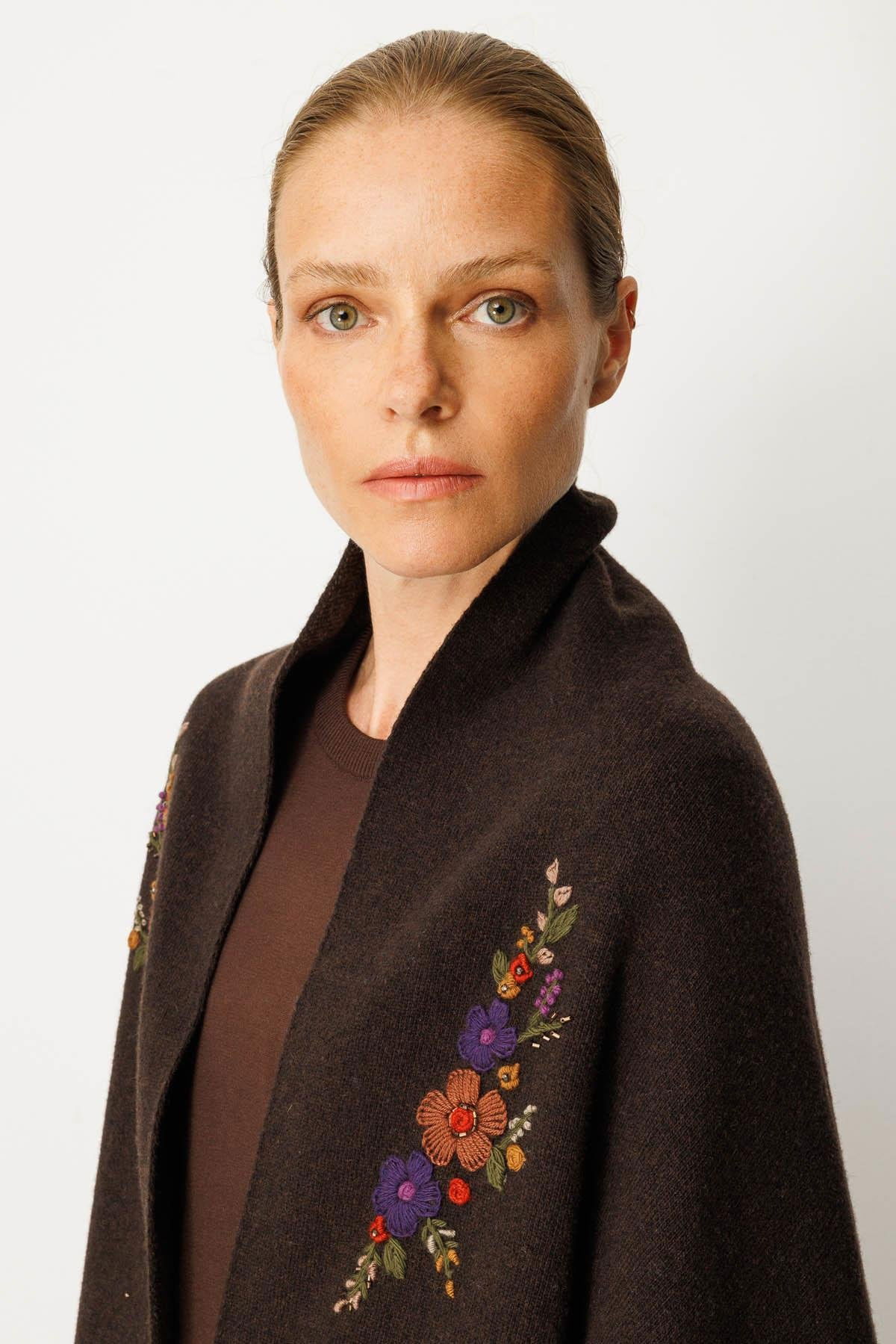 Desen Triko Kadın Yakası İşlemeli Koldan Geçmeli Büyük Yün Panço 25060 Koyu Kahve - 3