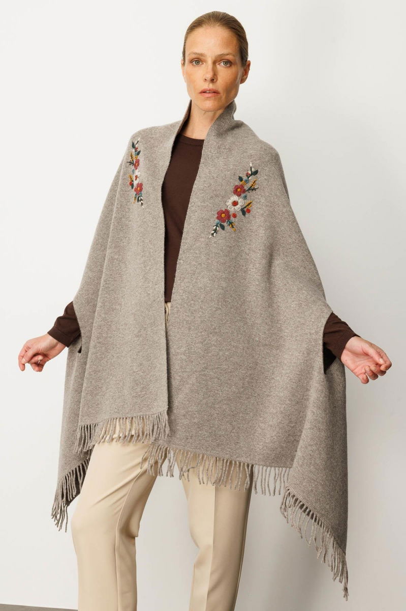 Desen Triko Kadın Yakası İşlemeli Koldan Geçmeli Büyük Yün Panço 25060 Vizon - Desen Triko