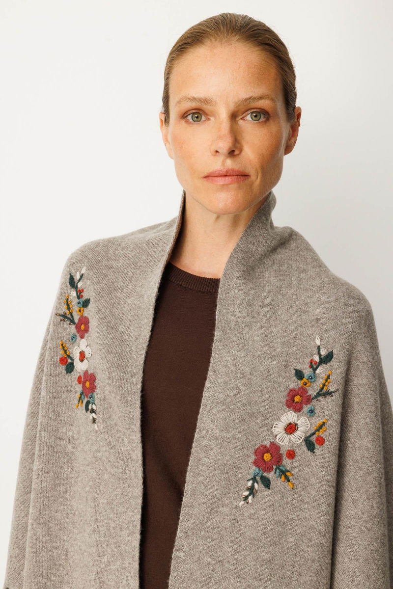 Desen Triko Kadın Yakası İşlemeli Koldan Geçmeli Büyük Yün Panço 25060 Vizon - 2