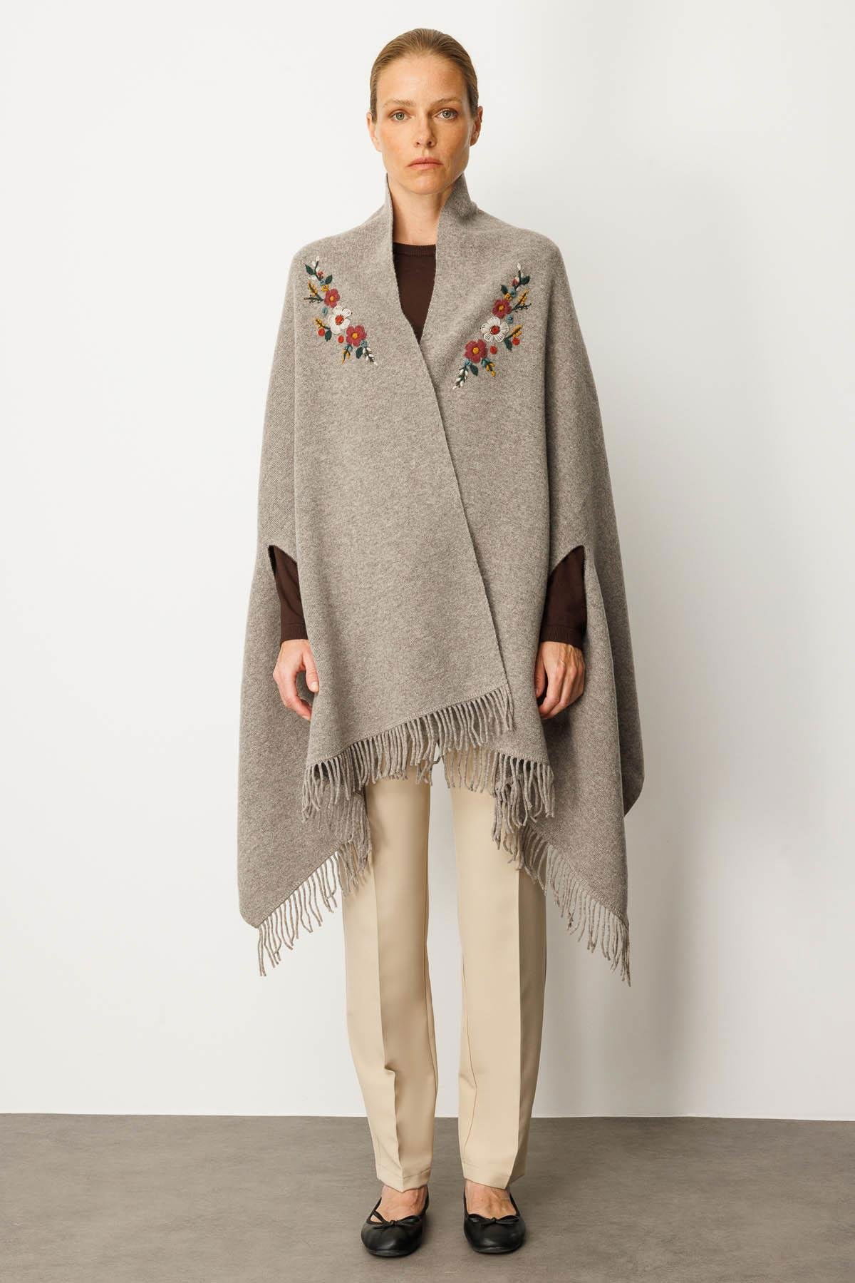 Desen Triko Kadın Yakası İşlemeli Koldan Geçmeli Büyük Yün Panço 25060 Vizon - 3