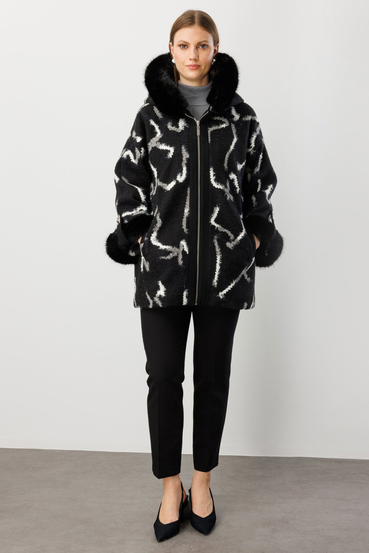 Ekol Kadın Büyük Beden Kolları ve Yakası Kürklü Desenli Kaban 6309 Siyah - 1