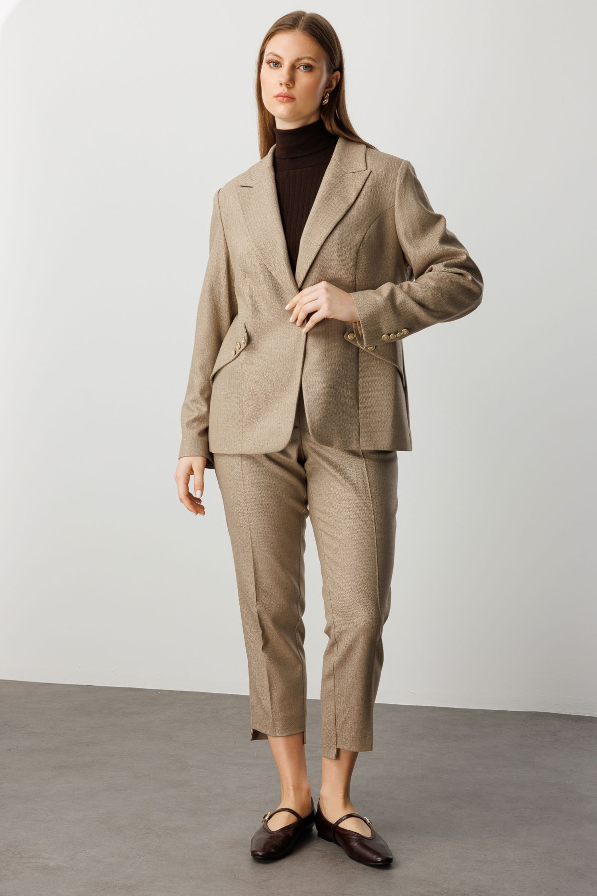 Ekol Kadın Büyük Beden Omzu Vatkalı Süs Düğmeli Ceket 5533 Camel - 3