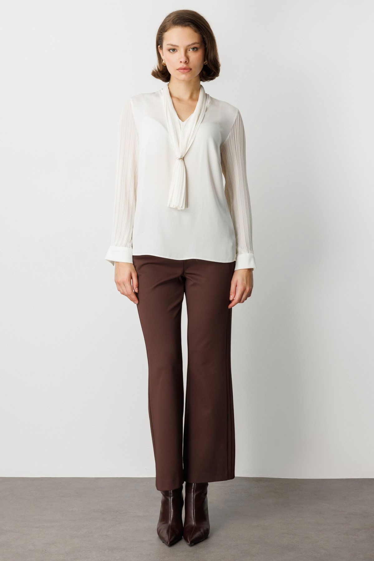 Ekol Kadın Yakası Fularlı Broş Detaylı Bluz 3021 Ekru - 3