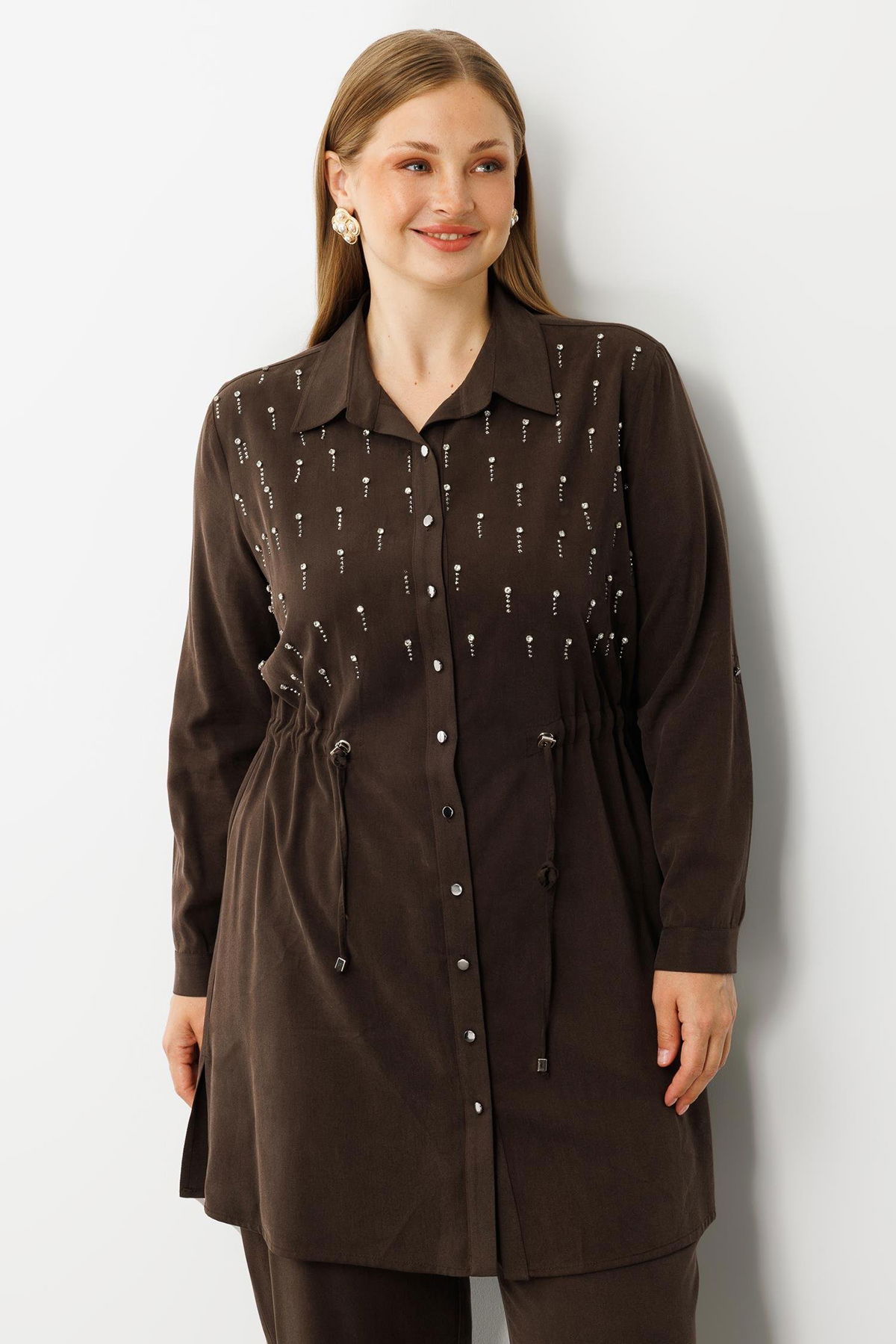 Moda İlgi Kadın Büyük Beden Beli Büzgülü Ön Bedeni İncili Taşlı Tunik 0300 Kahverengi - 2