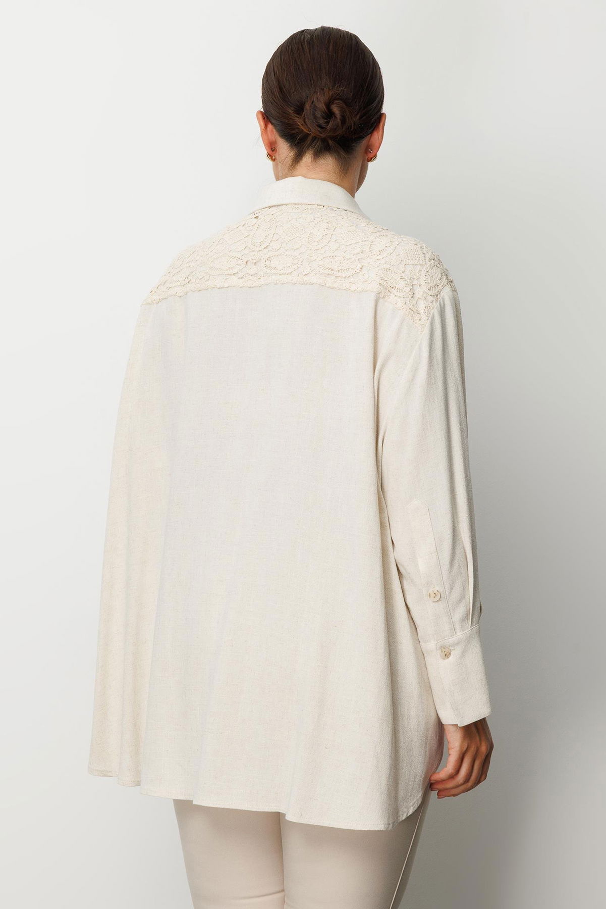 Moda İlgi Kadın Büyük Beden Robası ve Cebi Güpür Detaylı Oversize Keten Gömlek 0035 Taş - 4