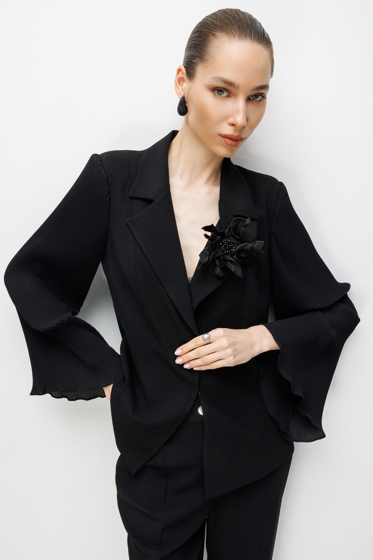 Moda İlgi Kadın Kol Pliseli Yakası Çiçek Broşlu Tek Düğme Ceket 5025 Siyah - 1