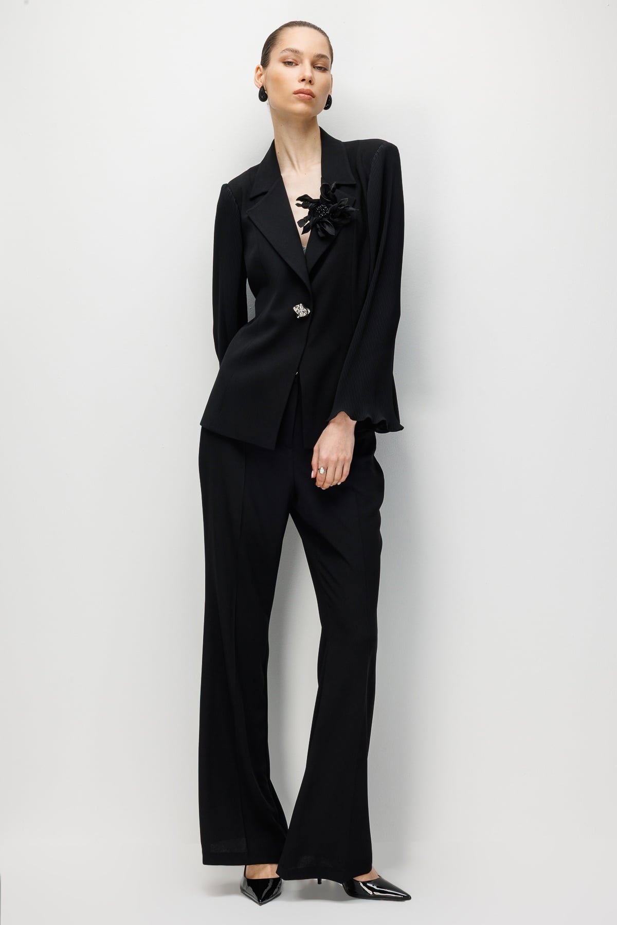 Moda İlgi Kadın Kol Pliseli Yakası Çiçek Broşlu Tek Düğme Ceket 5025 Siyah - 2