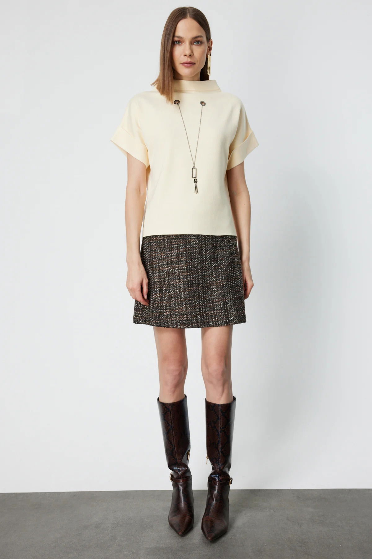 On Kadın Aksesuar Detaylı Dik Yaka Triko Kazak 65340 Krem - 3