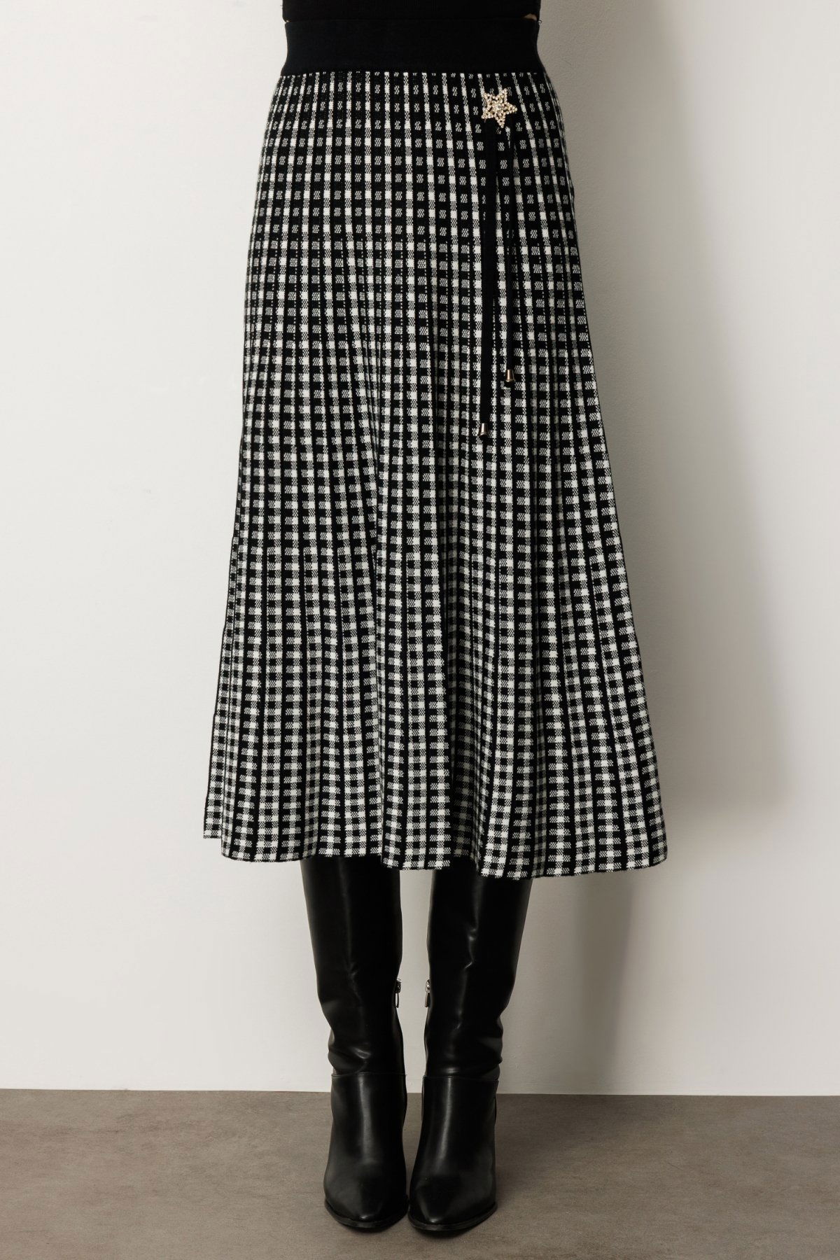 On Kadın Aksesuar Detaylı Midi Triko Etek 65208 Siyah - 3