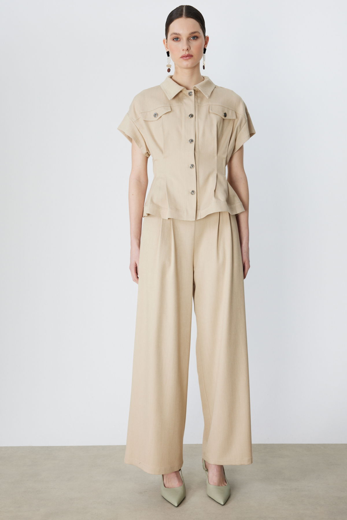 On Kadın Beli Pile Detaylı Kısa Kollu Mont 70700 Bej - 3