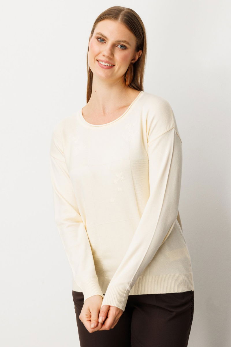 On Kadın Büyük Beden Çiçek İşlemeli Sıfır Yaka Triko Kazak 65359 Krem - On