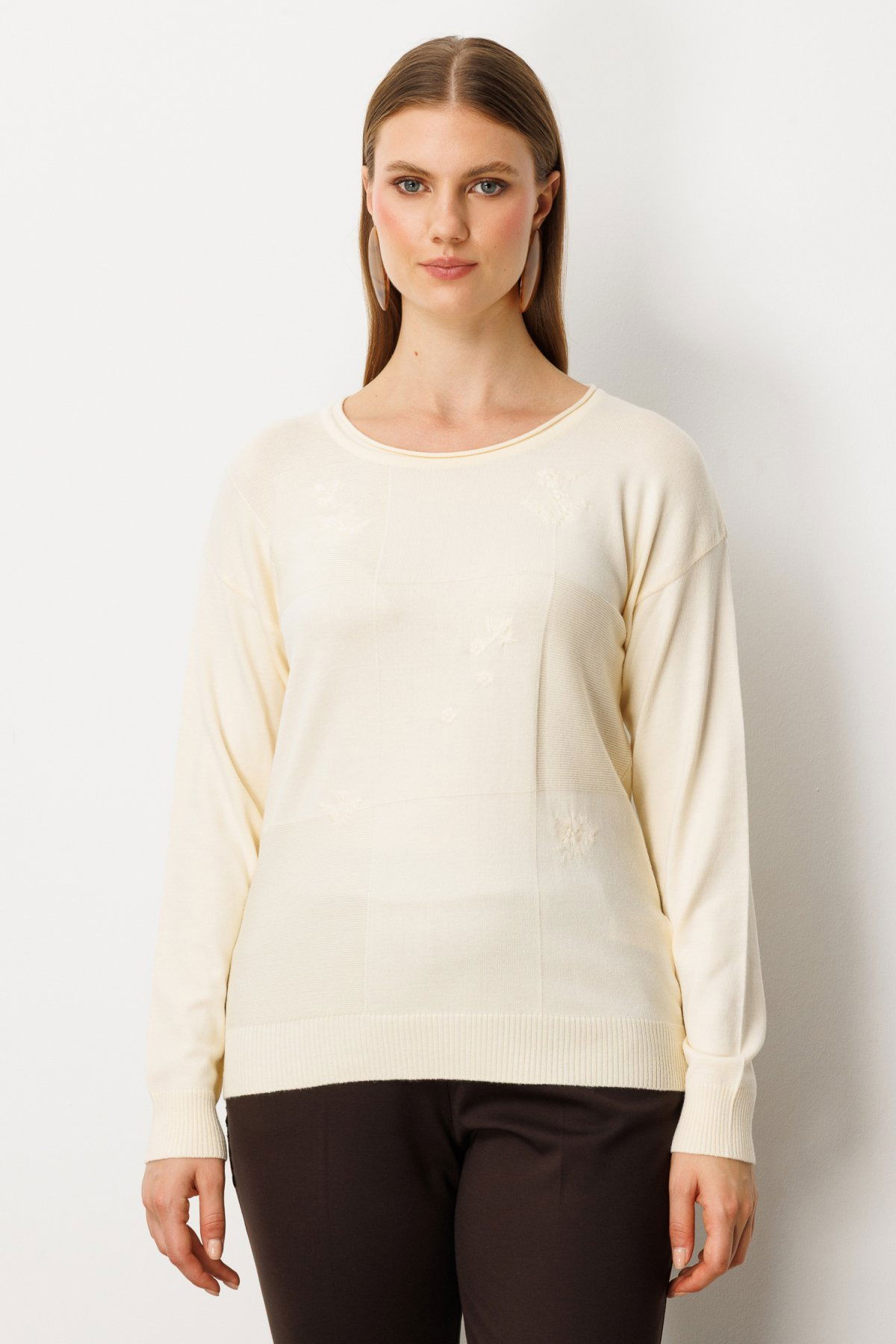 On Kadın Büyük Beden Çiçek İşlemeli Sıfır Yaka Triko Kazak 65359 Krem - 2