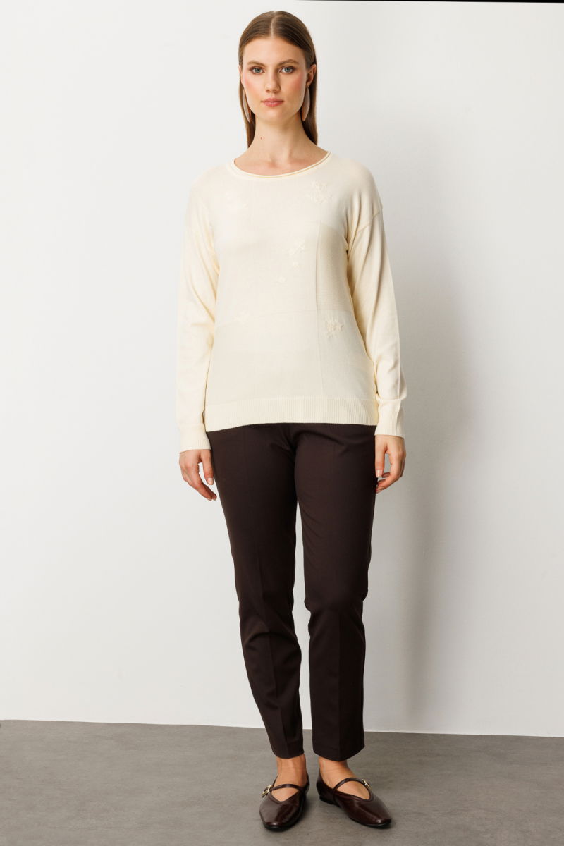 On Kadın Büyük Beden Çiçek İşlemeli Sıfır Yaka Triko Kazak 65359 Krem - 3