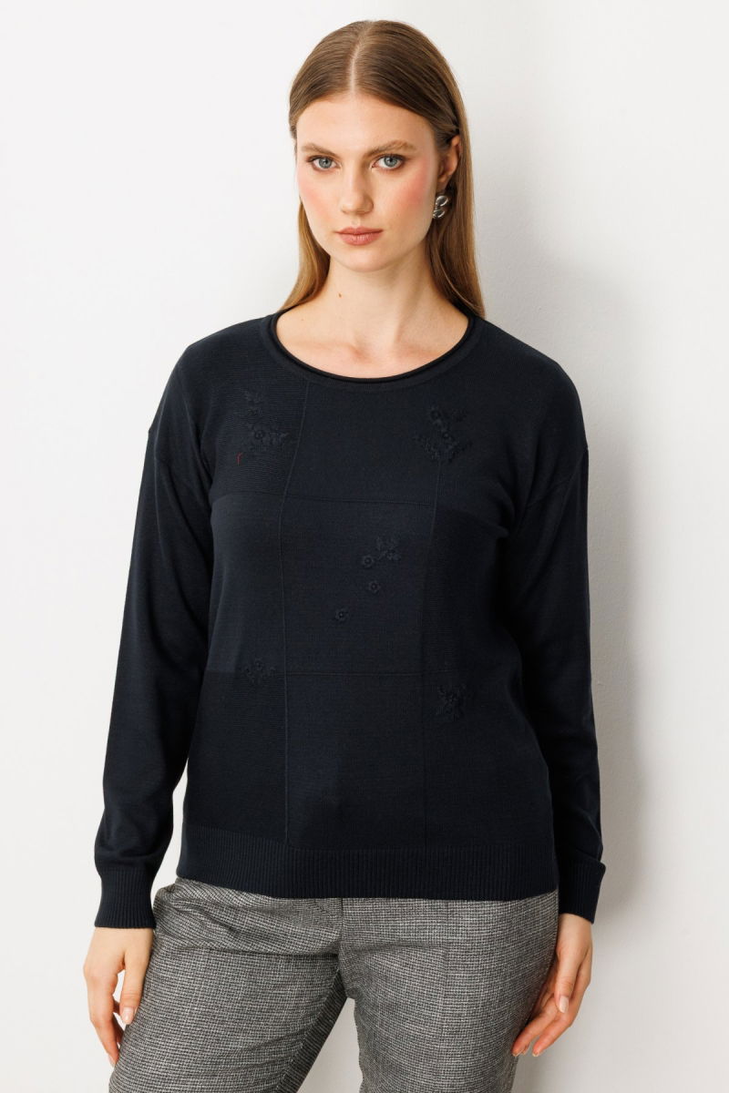 On Kadın Büyük Beden Çiçek İşlemeli Sıfır Yaka Triko Kazak 65359 Siyah - On