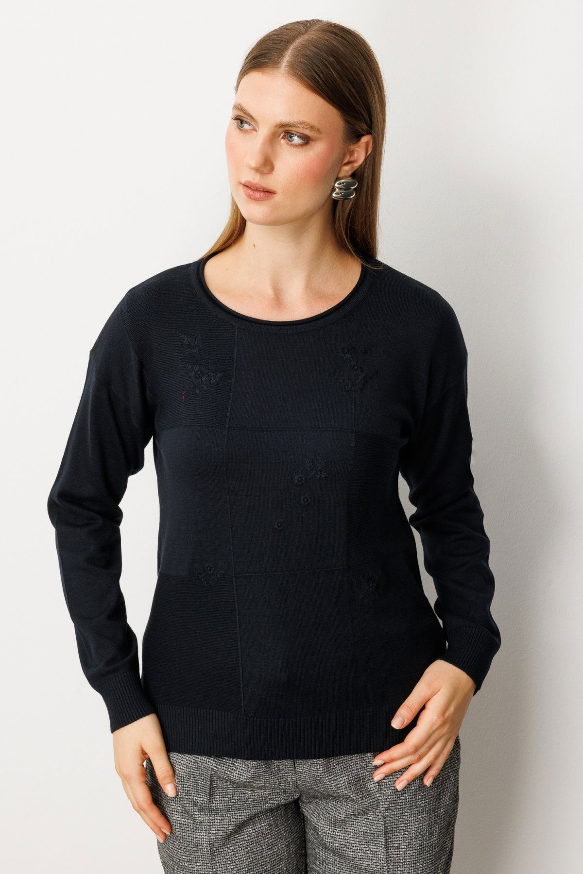 On Kadın Büyük Beden Çiçek İşlemeli Sıfır Yaka Triko Kazak 65359 Siyah - 2