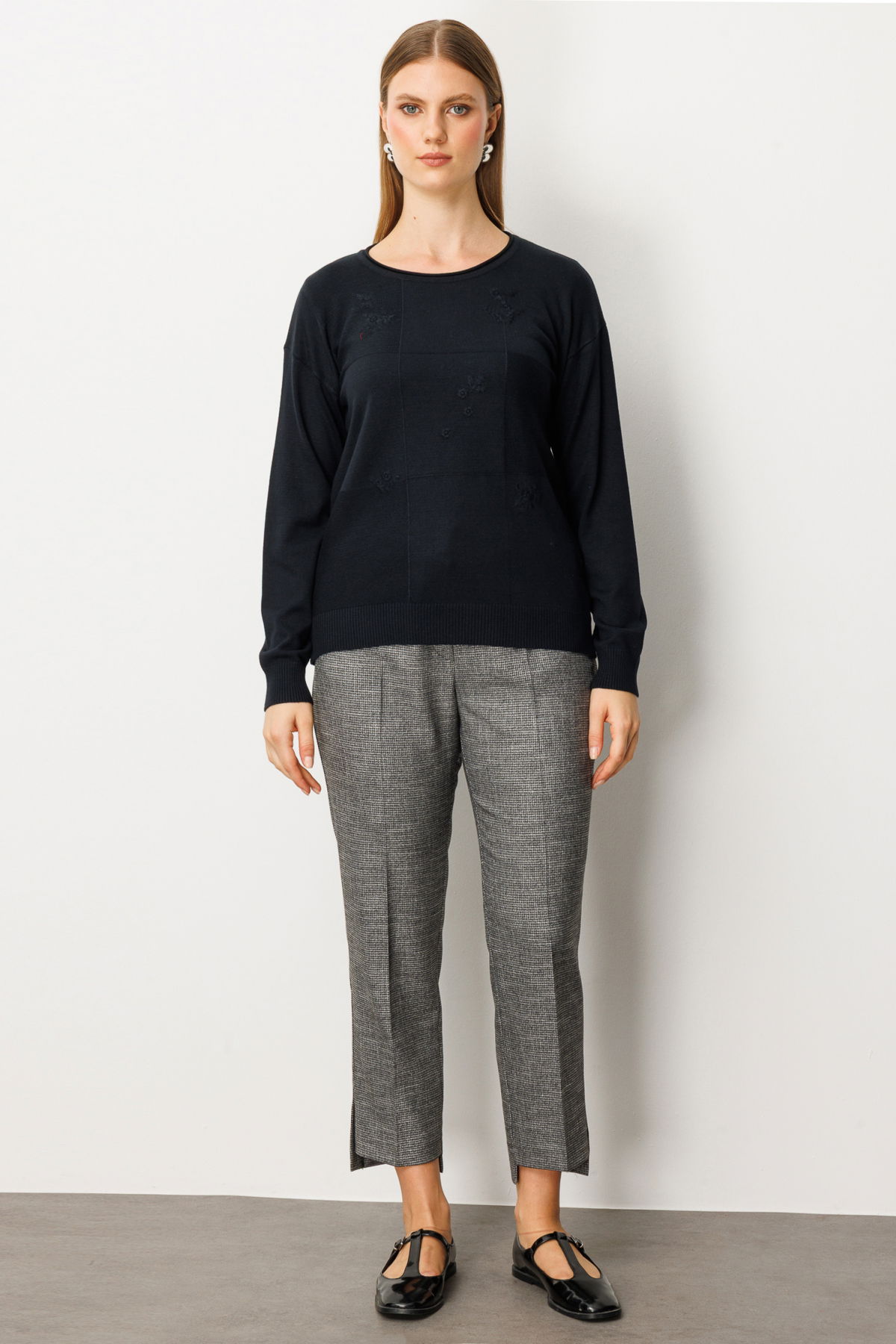 On Kadın Büyük Beden Çiçek İşlemeli Sıfır Yaka Triko Kazak 65359 Siyah - 3