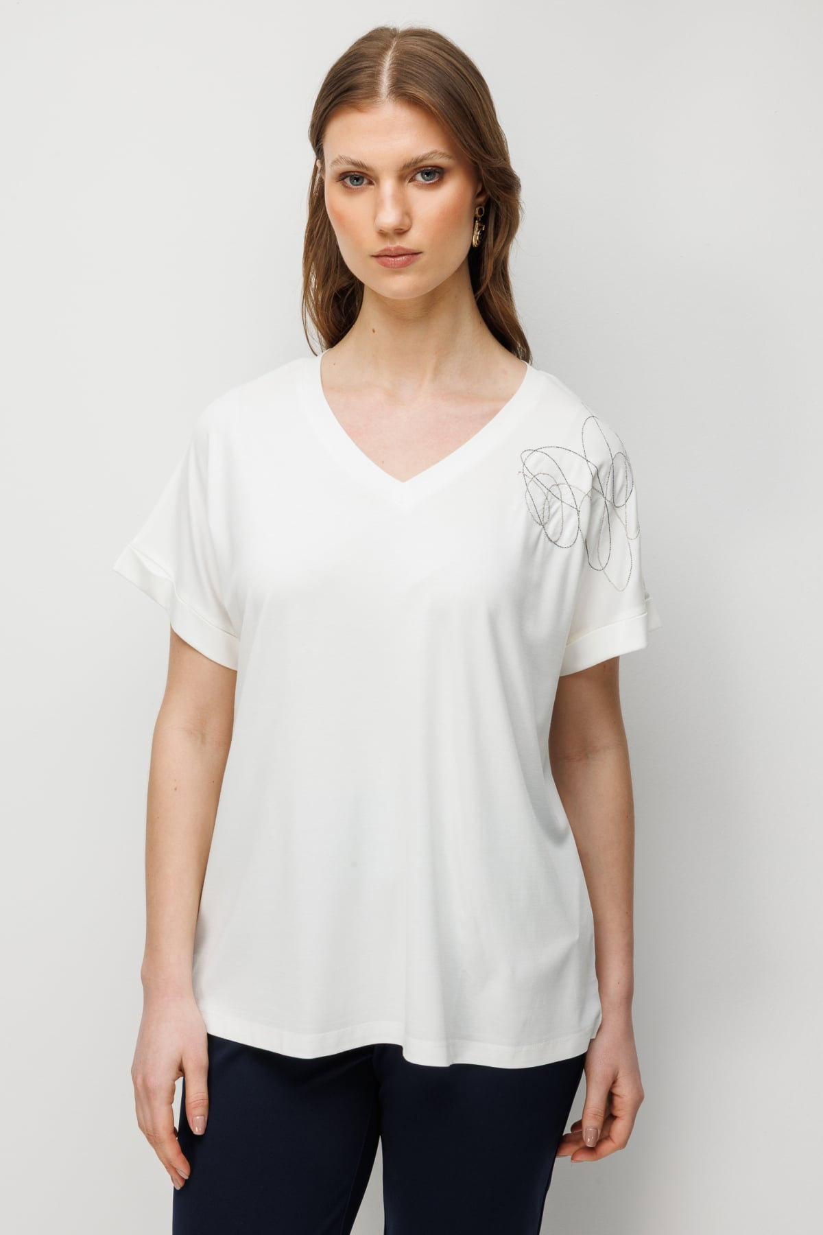 On Kadın Büyük Beden Tek Omzu Zincirli V Yaka T-Shirt 71368 Ekru - 1