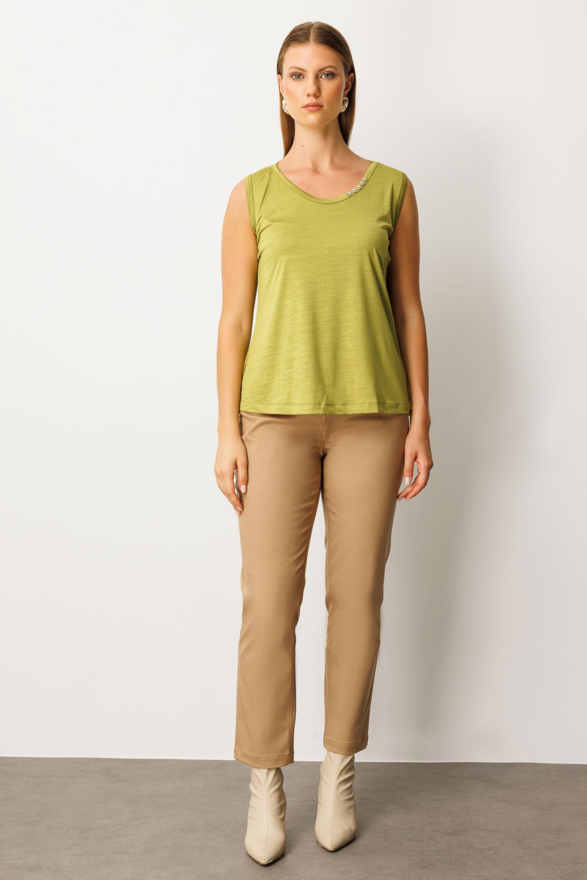 On Kadın Büyük Beden Yakası Düğme Detaylı Kolsuz Basic Bluz 61333 Oliv - 3