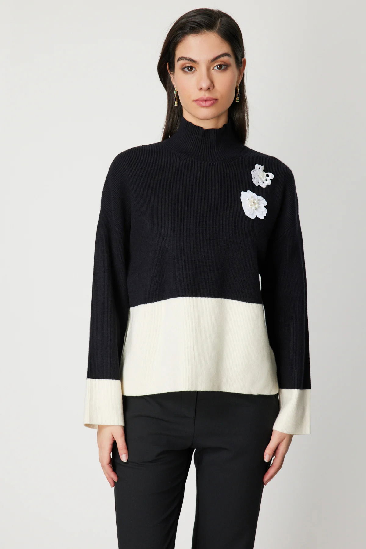 On Kadın Çiçek Broşlu Dik Yaka Triko Kazak 60356 Siyah - 1