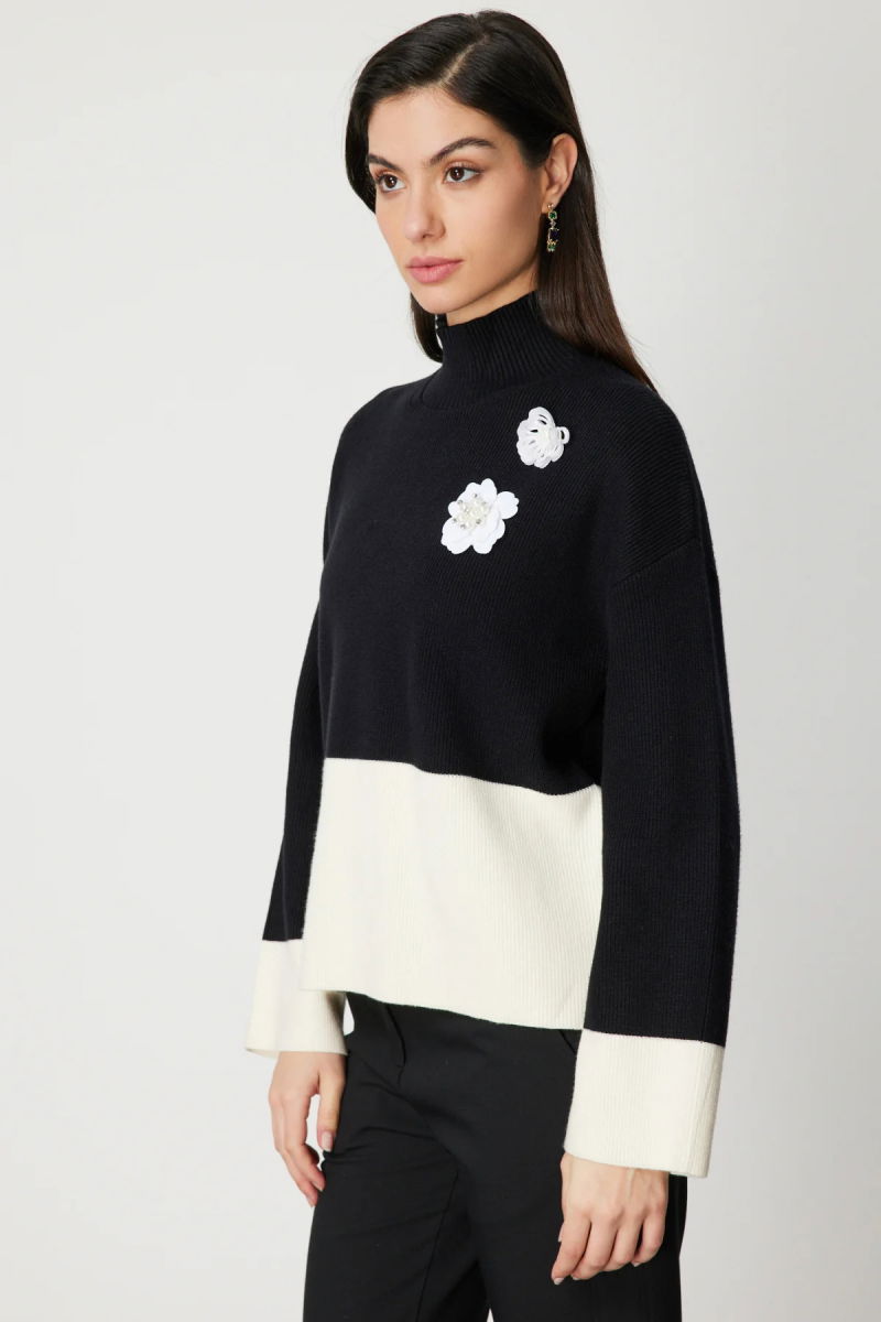 On Kadın Çiçek Broşlu Dik Yaka Triko Kazak 60356 Siyah - 2