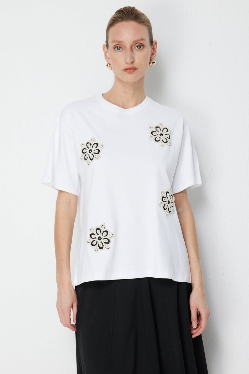 On Kadın Çiçek İşlemeli Sıfır Yaka Pamuklu T-Shirt 71359 Beyaz - On