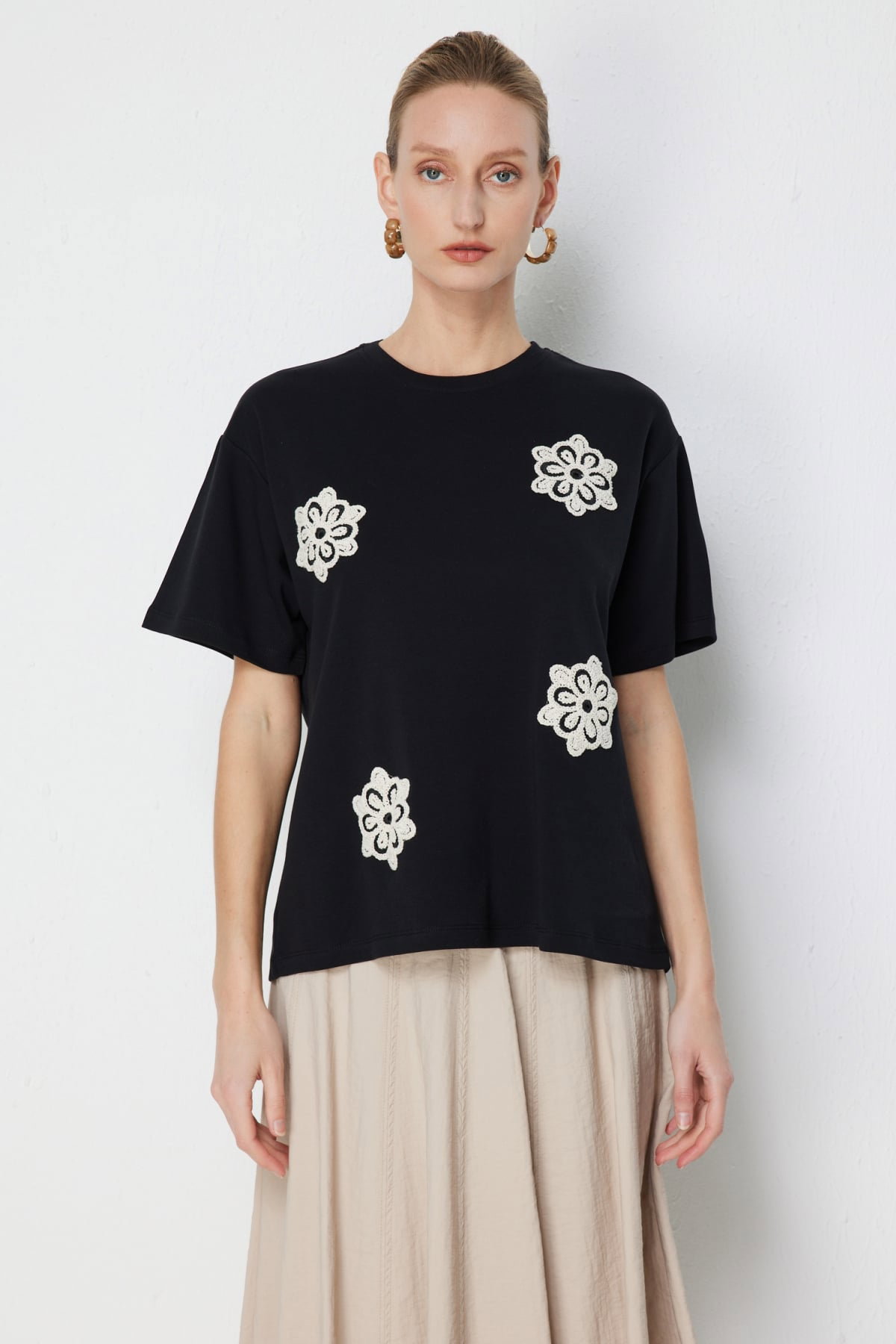 On Kadın Çiçek İşlemeli Sıfır Yaka Pamuklu T-Shirt 71359 Siyah - 1