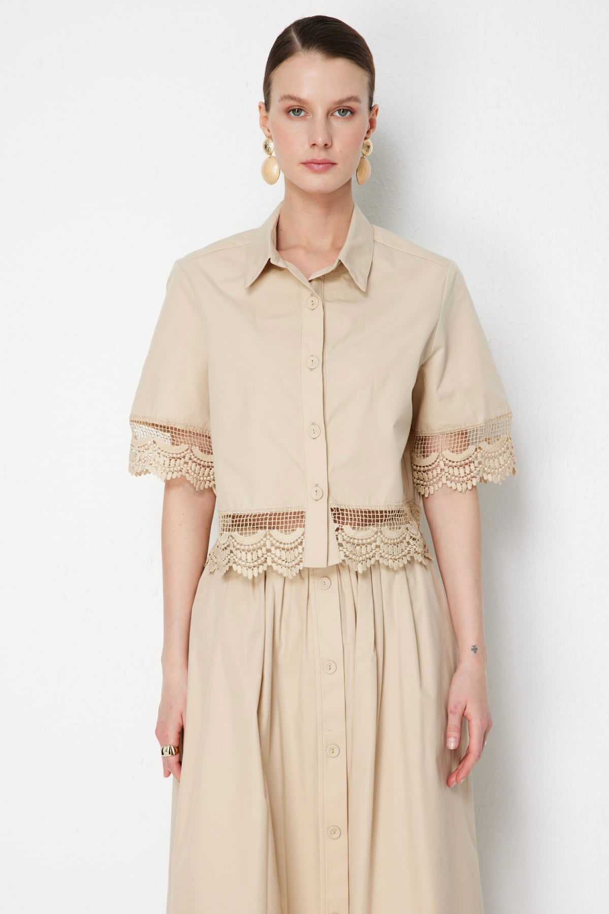 On Kadın Dantel Detaylı Crop Pamuk Gömlek 74336 Bej - 1