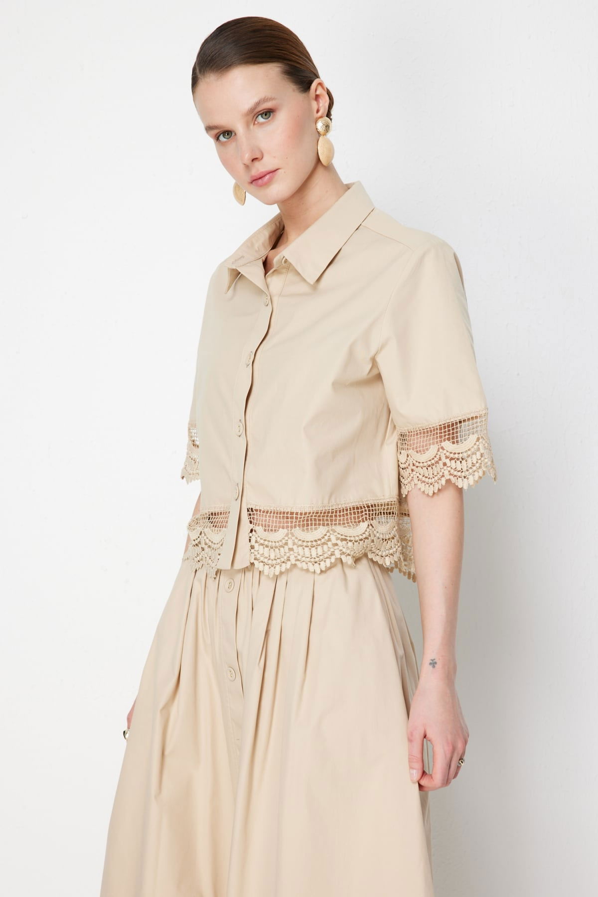 On Kadın Dantel Detaylı Crop Pamuk Gömlek 74336 Bej - 2
