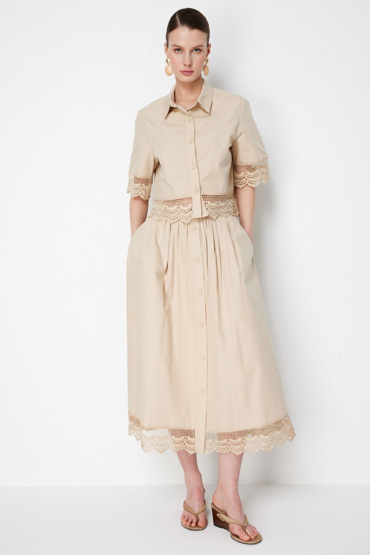 On Kadın Dantel Detaylı Crop Pamuk Gömlek 74336 Bej - 3