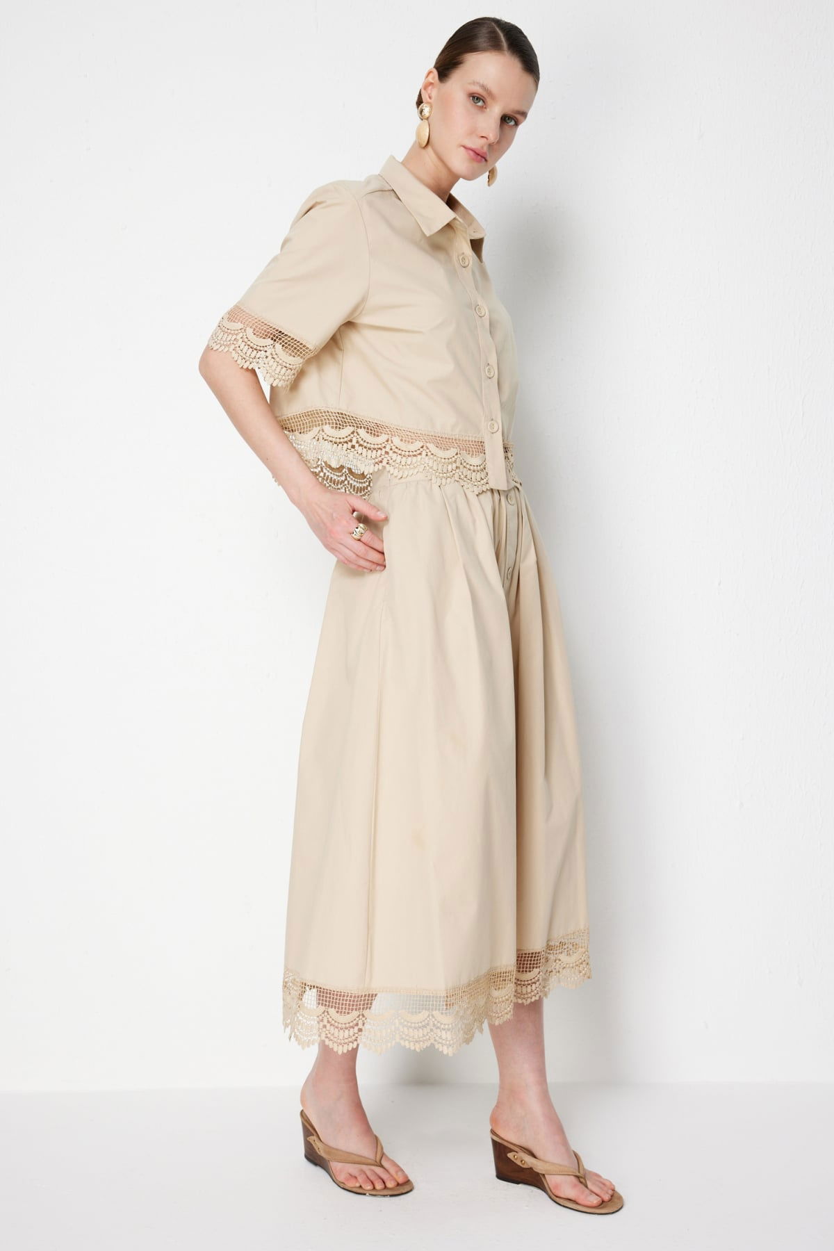 On Kadın Dantel Detaylı Süs Düğmeli Maxi Etek 74337 Bej - 2