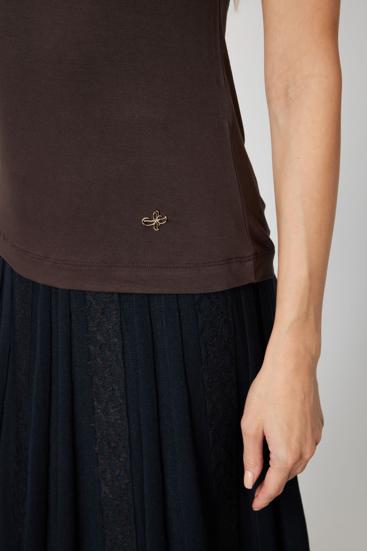 On Kadın Dik Yaka Kolsuz Basic Bluz 61432 Kahverengi - 3