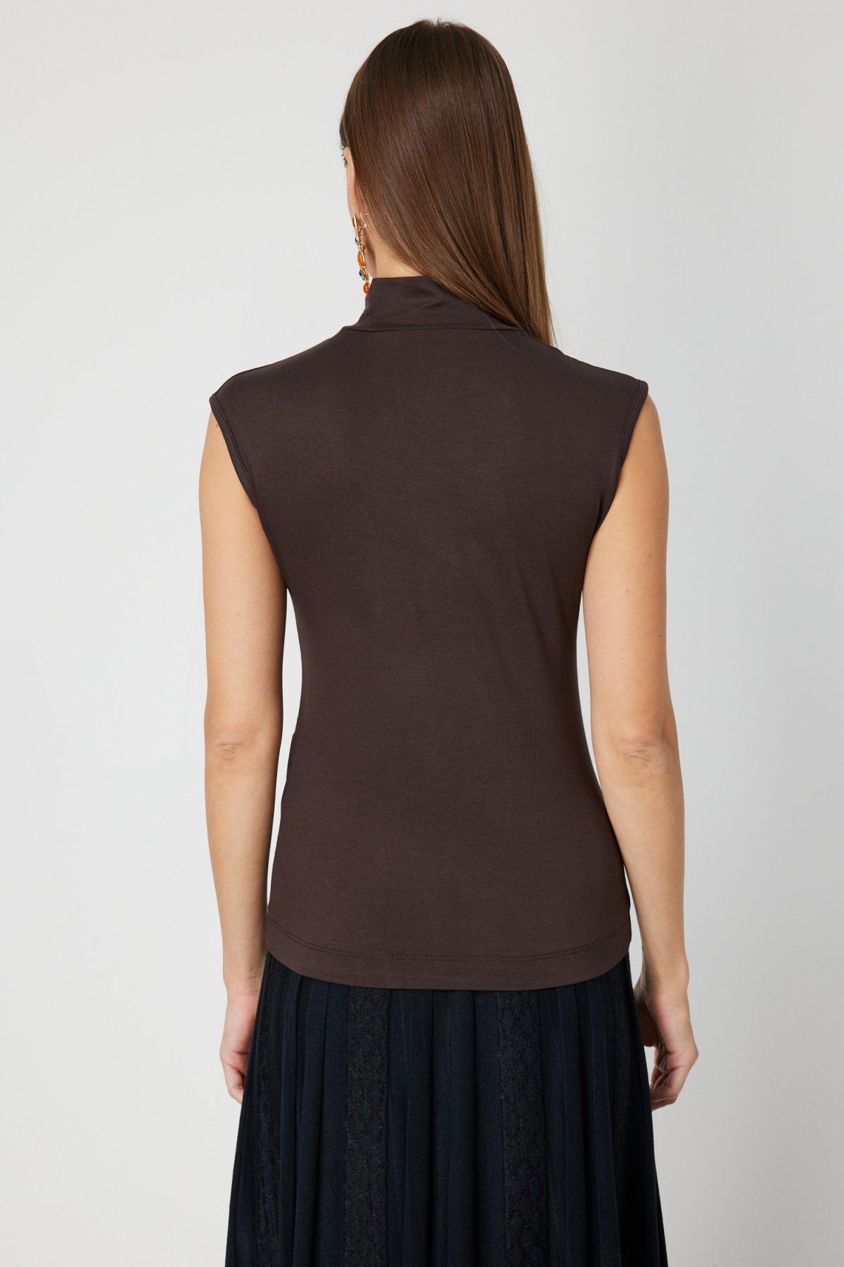 On Kadın Dik Yaka Kolsuz Basic Bluz 61432 Kahverengi - 4