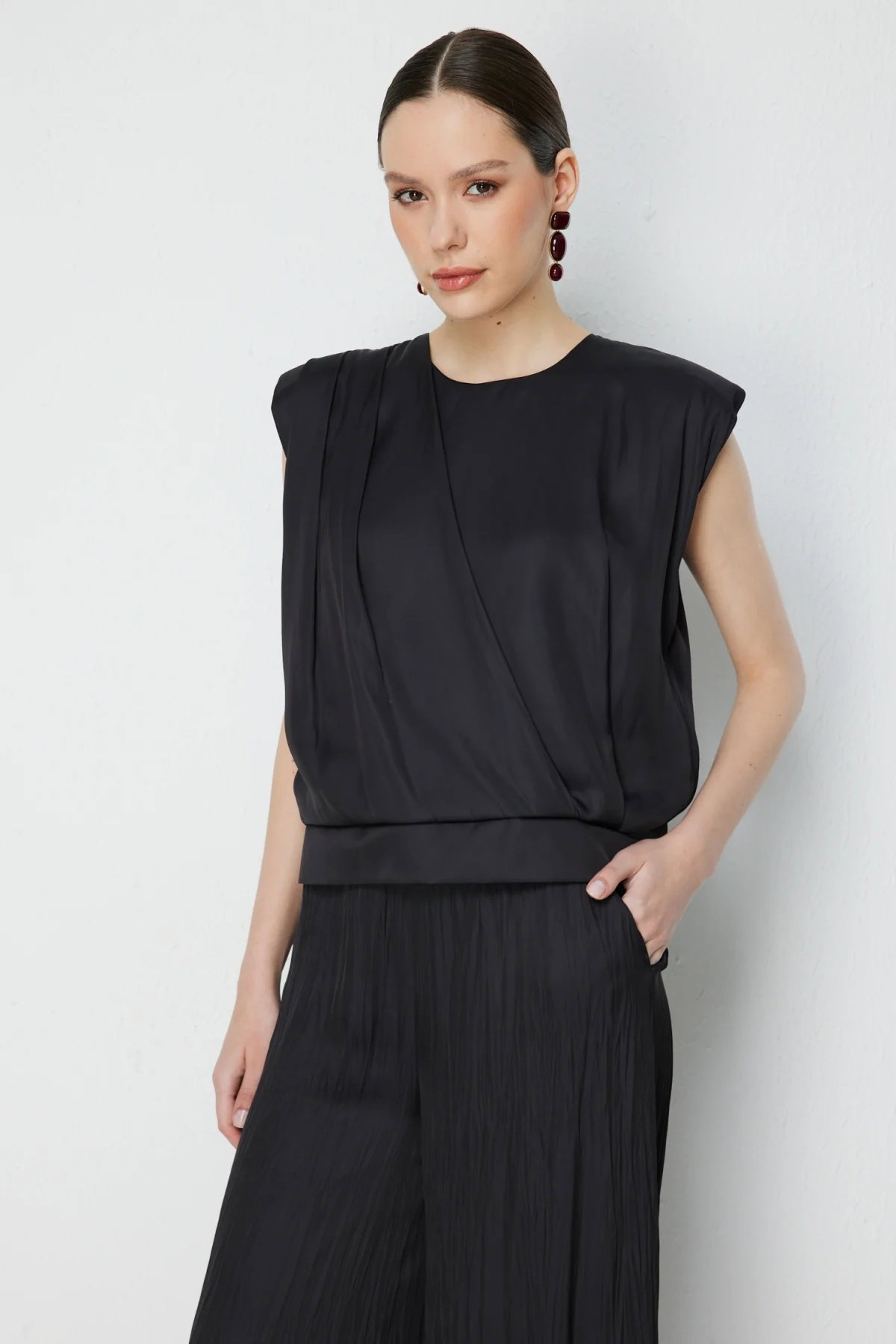 On Kadın Drape Detaylı Kolsuz Bluz 74378 Siyah - 2