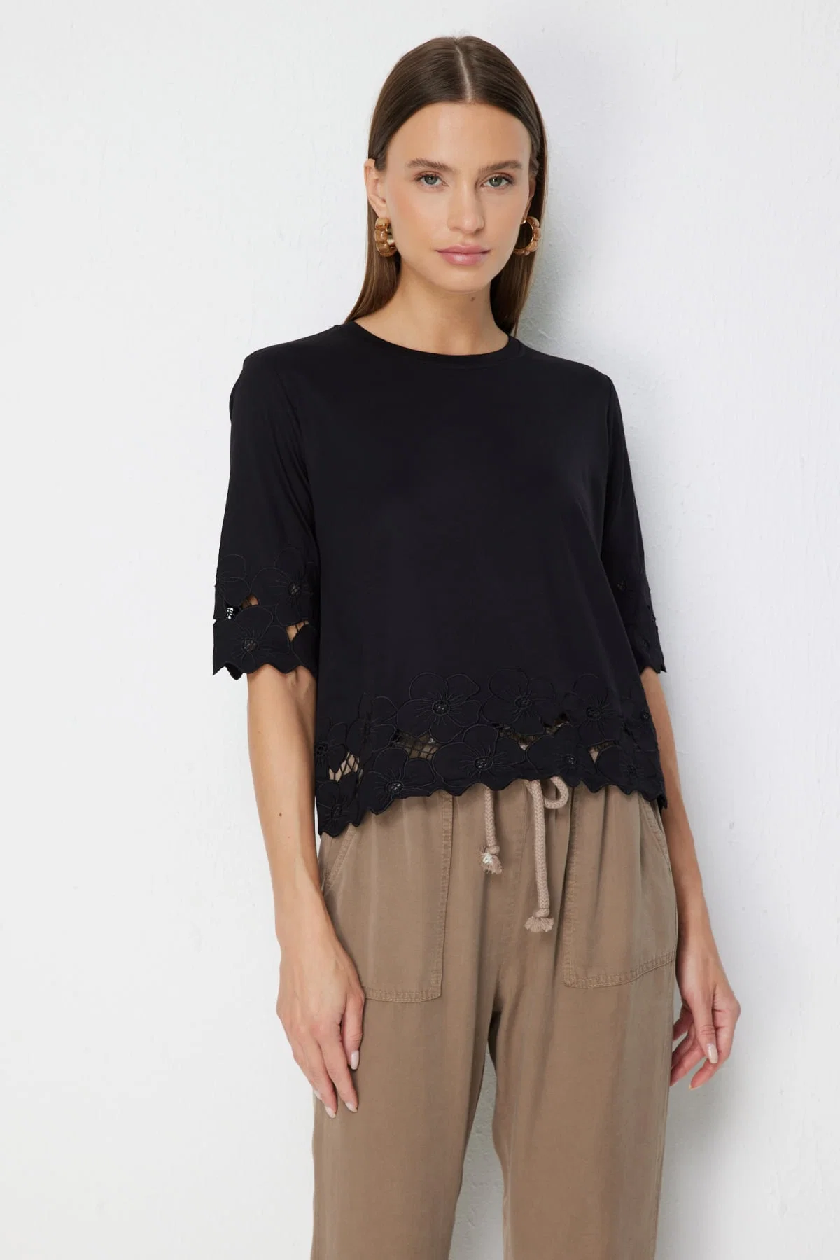 On Kadın İşlemeli Sıfır Yaka Bluz 71386 Siyah - 1