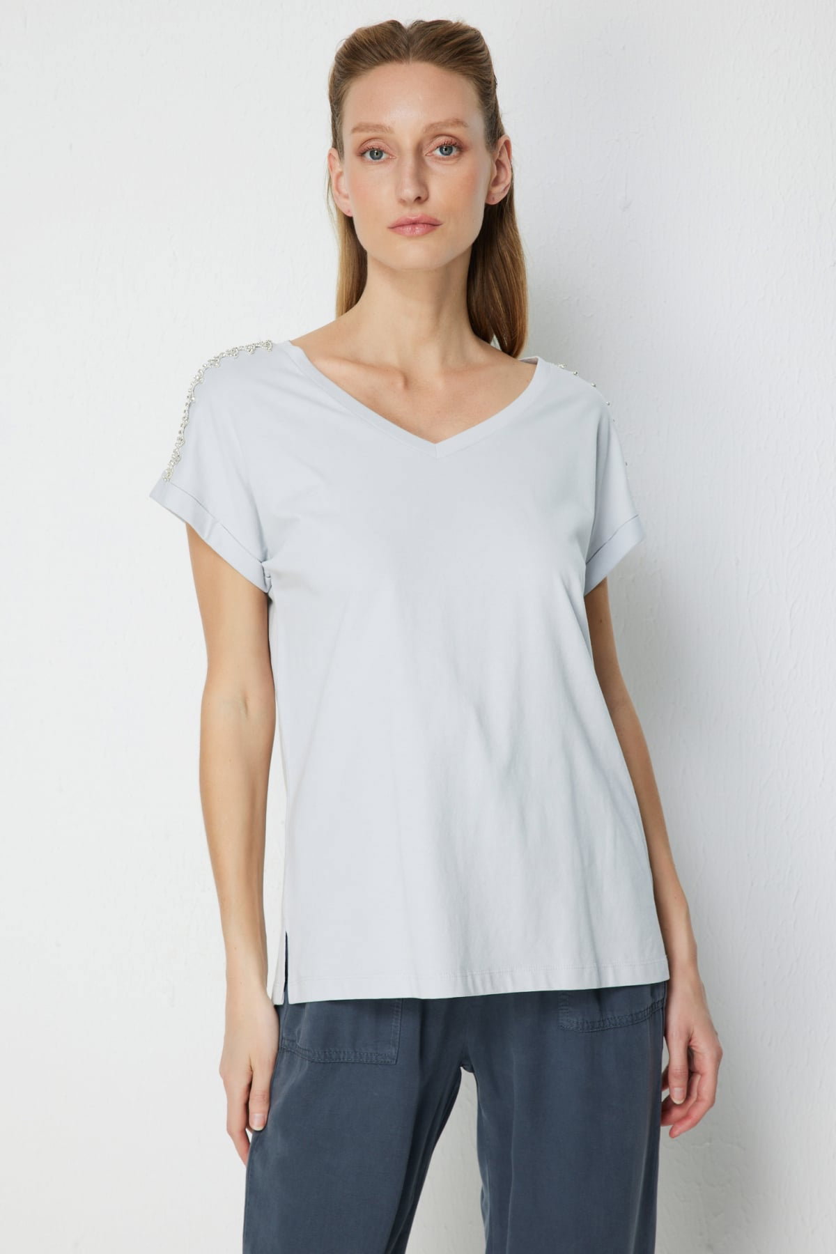 On Kadın Omuzları Taşlı V Yaka Pamuklu T-Shirt 71415 Gri - 1