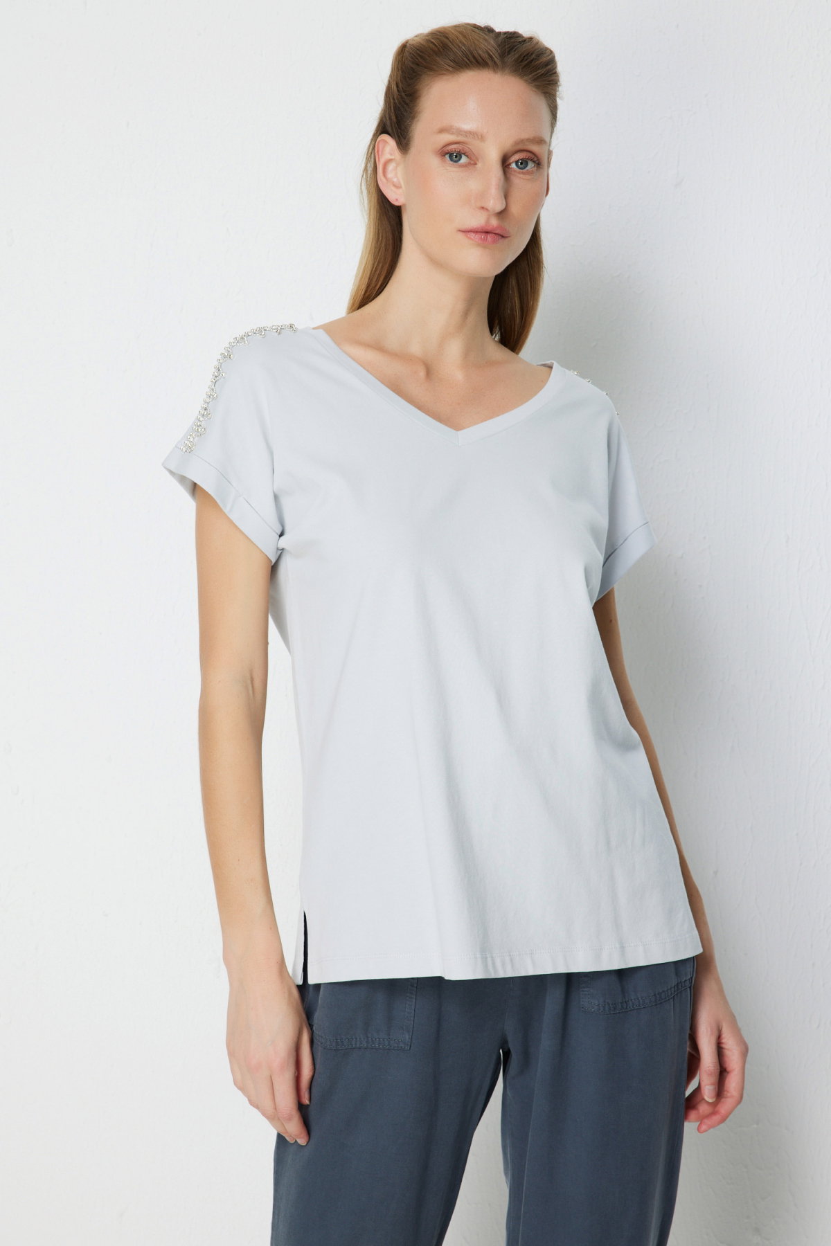 On Kadın Omuzları Taşlı V Yaka Pamuklu T-Shirt 71415 Gri - 2